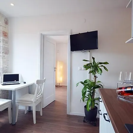 By The Sea - 15534 Zara